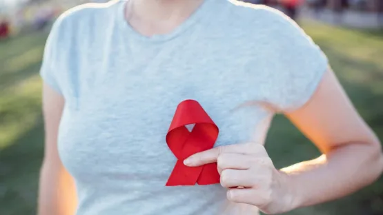 Dezembro Vermelho: Especialista explica como funcionam os tratamentos que combatem o HIV   