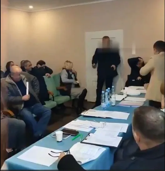 Vídeo mostra Deputado ucraniano p detonando granadas durante reunião de prefeitura. Uma pessoa morreu e vinte ficaram feridas