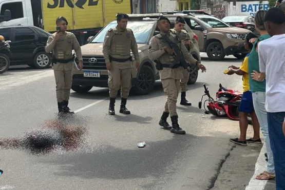 Motociclista morre atropelado por carreta no centro de Teixeira de Freitas
