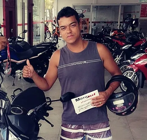 Motociclista morre atropelado por carreta no centro de Teixeira de Freitas