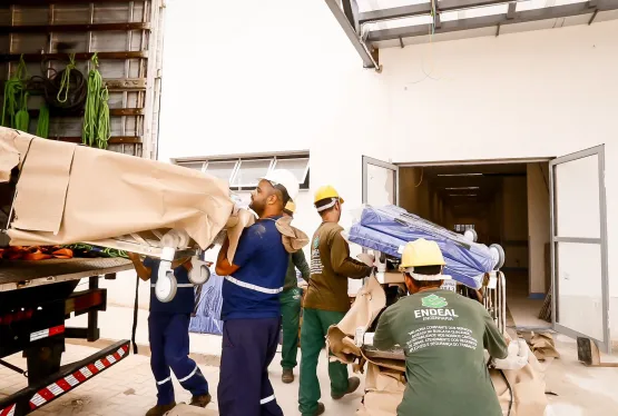 Teixeira de Freitas - Novo Hospital Costa das Baleias recebe 7 caminhões com equipamentos de saúde
