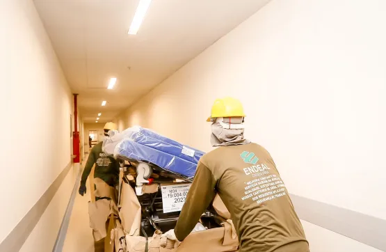 Teixeira de Freitas - Novo Hospital Costa das Baleias recebe 7 caminhões com equipamentos de saúde