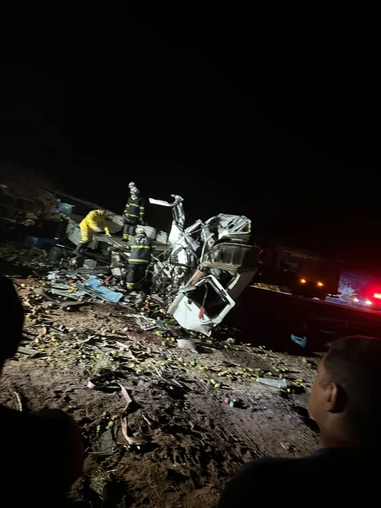 Tragédia na Bahia: 25 pessoas morrem em colisão entre ônibus de turismo e caminhão 