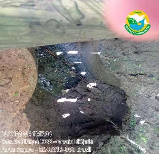 PMs da CIPPA/PS notificam pousada por descarte ilegal de esgoto no rio Mucugê em Arraial D'ajuda