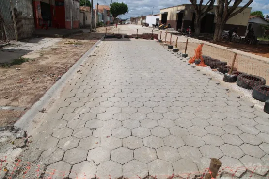 Prefeitura de Teixeira de Freitas avança com obras de pavimentação no bairro Nova Jerusalém