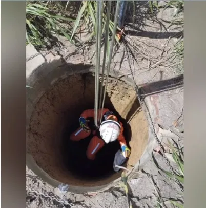 Bombeiros do 18º BBM  de Teixeira de Freitas resgatam filhotes de gato em cisterna do bairro Estância Biquini