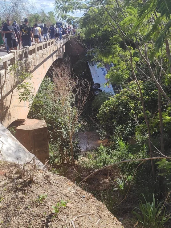 Pelo menos 10 pessoas morreram e dezenas ficaram feridas em acidente com um ônibus e um carro de passeio na BR 116 em Minas Gerais