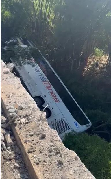 Pelo menos 10 pessoas morreram e dezenas ficaram feridas em acidente com um ônibus e um carro de passeio na BR 116 em Minas Gerais