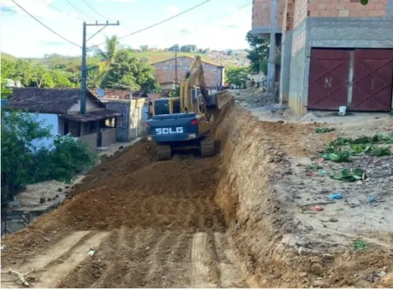 Prefeitura de Medeiros Neto inicia terraplanagem para construção de muro de arrimo na 