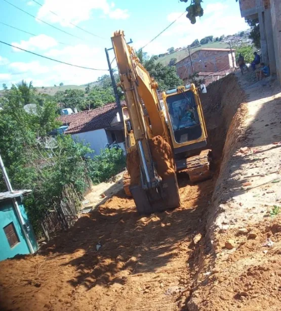 Prefeitura de Medeiros Neto inicia terraplanagem para construção de muro de arrimo na 