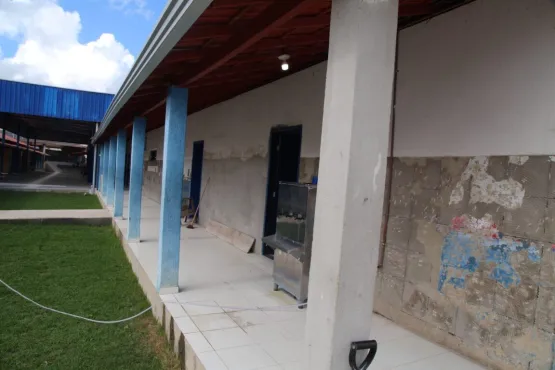 Prefeitura de Teixeira de Freitas prossegue com serviços de manutenção em escolas da rede pública