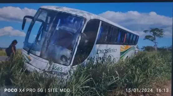 Susto na BA-290 – Ônibus da Expresso Brasileiro sai da pista após falha na barra de direção