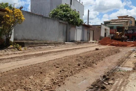 Teixeira de Freitas inicia terraplanagem para pavimentação de rua no São Lourenço