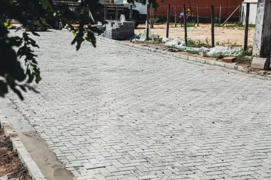 Prefeitura de Teixeira de Freitas avança com pavimentação de alto padrão no bairro Kaikan