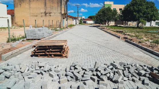 Prefeitura de Teixeira de Freitas avança com pavimentação de alto padrão no bairro Kaikan