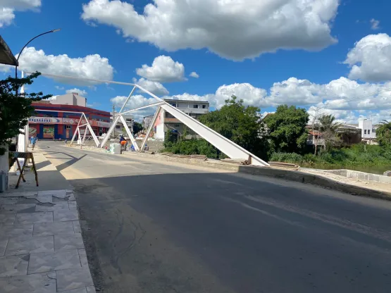 Cartão-postal: Prefeitura de Medeiros Neto avança na instalação de passarela na ponte do centro