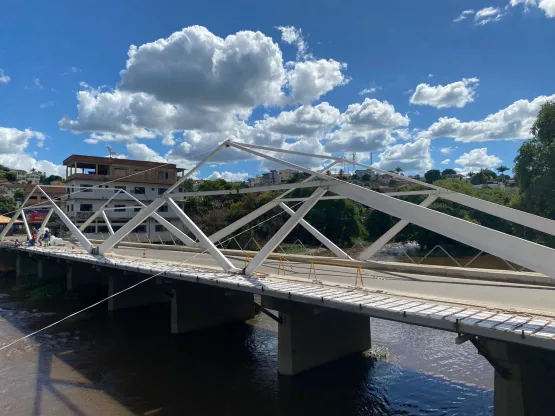 Cartão-postal: Prefeitura de Medeiros Neto avança na instalação de passarela na ponte do centro