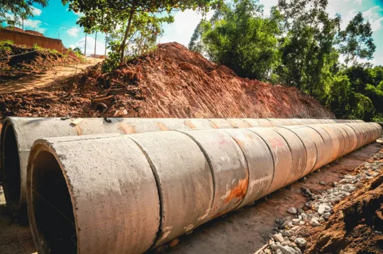  Prefeitura de Teixeira de Freitas avança com obras de na macrodrenagem na Avenida das Galáxias