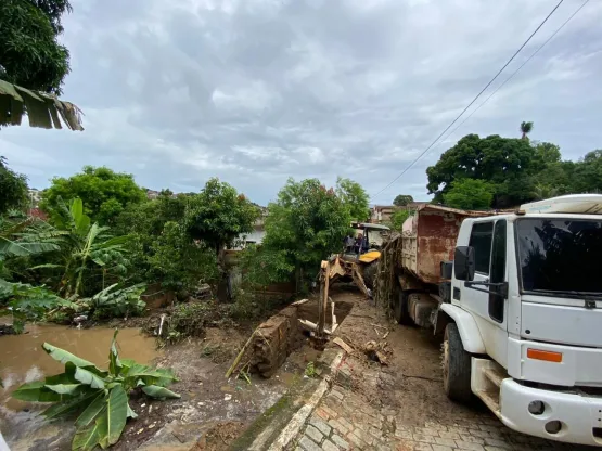 Prefeitura de Medeiros Neto intensifica limpeza de bueiros e córregos após obstrução causada por fortes chuvas