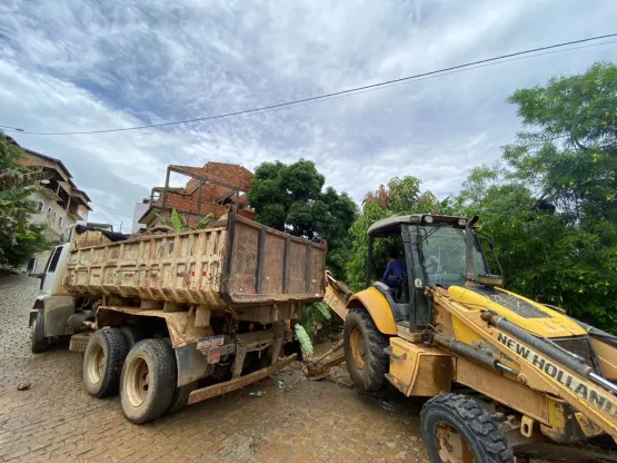 Prefeitura de Medeiros Neto intensifica limpeza de bueiros e córregos após obstrução causada por fortes chuvas