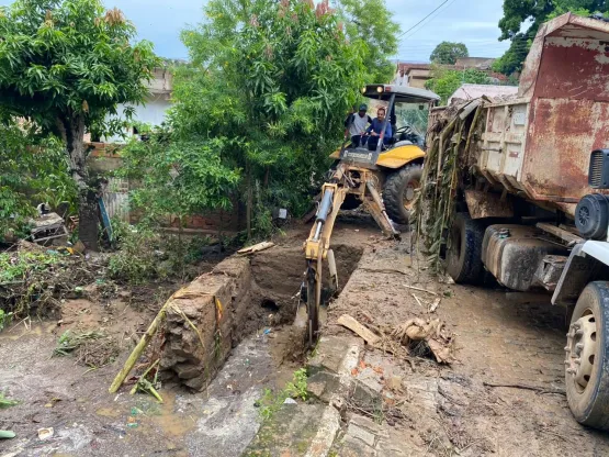 Prefeitura de Medeiros Neto intensifica limpeza de bueiros e córregos após obstrução causada por fortes chuvas