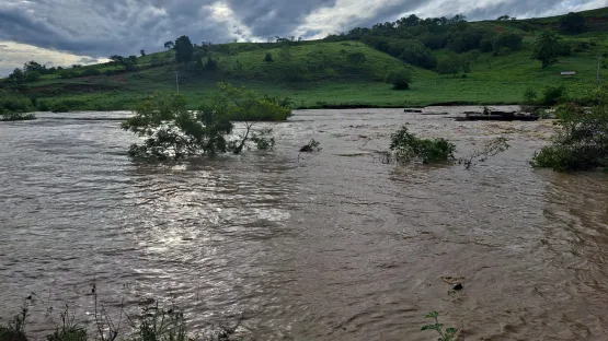 Chuvas persistentes deixam Medeiros Neto em estado de alerta total