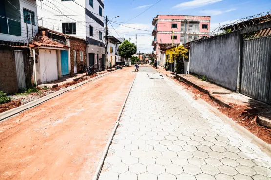 Prefeitura de Teixeira de Freitas avança na pavimentação de rua  no bairro São Lourenço
