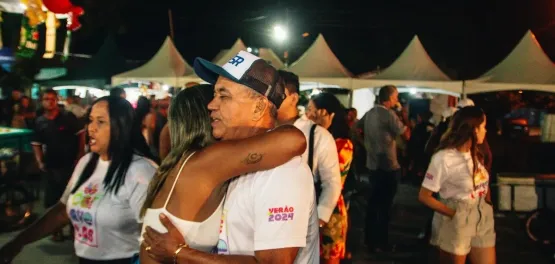 Carnaval antecipado de Juerana atrai multidão em sua primeira noite de folia