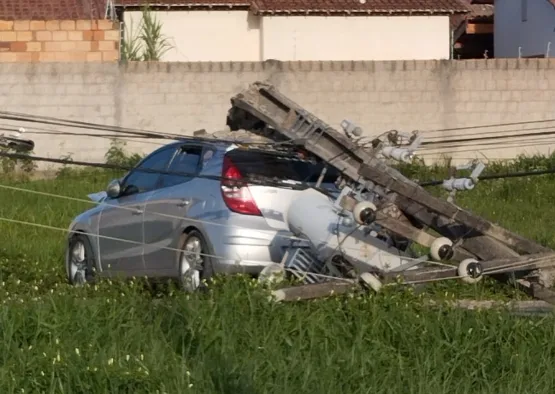 Carro derruba poste em acidente no Loteamento Nanuque