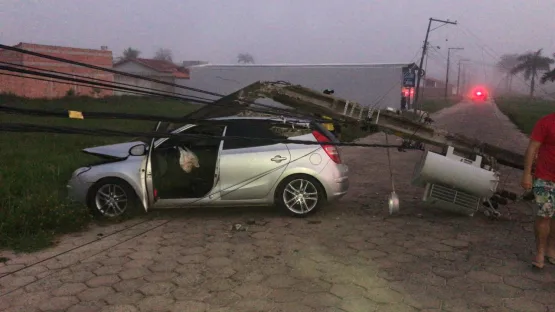 Carro derruba poste em acidente no Loteamento Nanuque