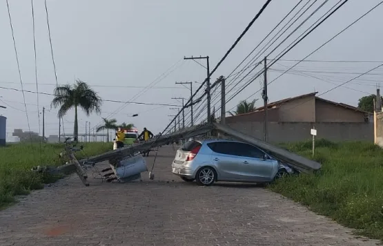 Carro derruba poste em acidente no Loteamento Nanuque