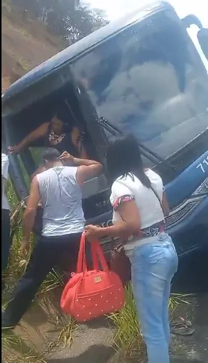 Vídeo - Após ônibus da Brasileiro bater em barranco passageiros são resgatados pelo para-brisa 