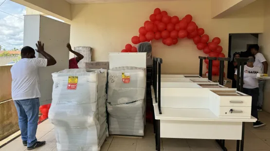Alcobaça recebe doação de dois caminhões de mobiliários para o município 