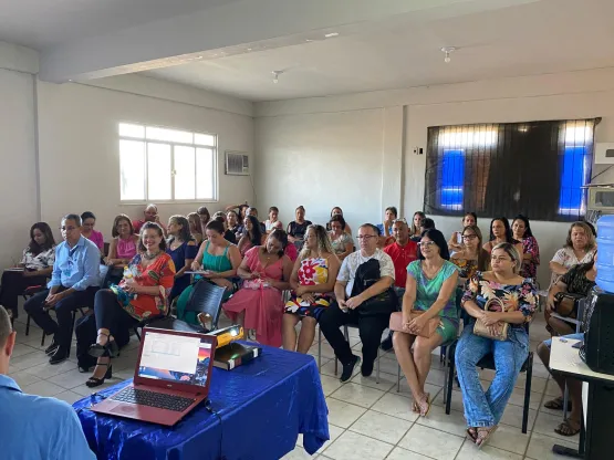 Prefeitura de Medeiros Neto reúne profissionais da EJA e Educação do Campo durante palestra sobre empreendedorismo