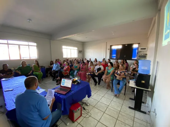 Prefeitura de Medeiros Neto reúne profissionais da EJA e Educação do Campo durante palestra sobre empreendedorismo