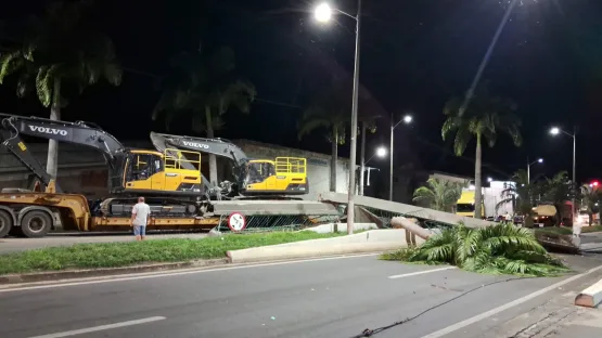 Vídeo mostra passarela desabando no centro de Linhares-ES