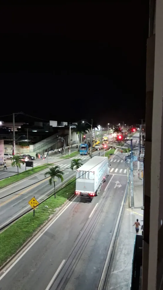 Vídeo mostra passarela desabando no centro de Linhares-ES