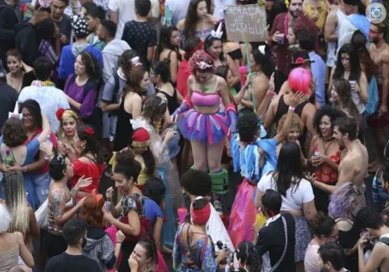 Sete em cada 10 mulheres têm medo de assédio no carnaval