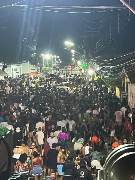 Kannário arrasta foliões na primeira noite do CarnaPrado 2024