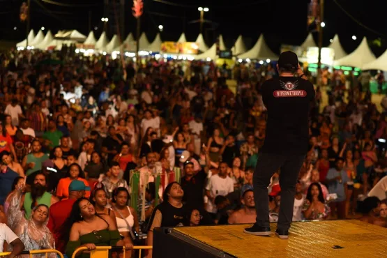 Prefeitura de Mucuri resgata tradição carnavalesca e traz show reggae de Edson Gomes no primeiro dia de festa