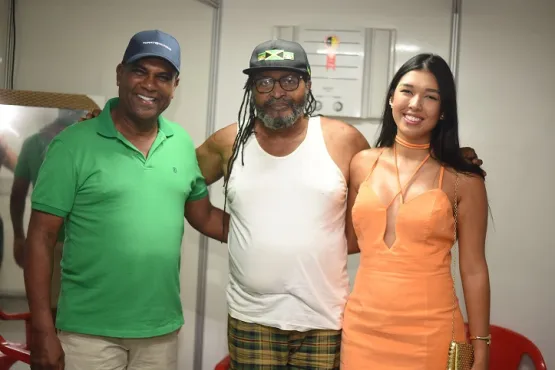 Prefeitura de Mucuri resgata tradição carnavalesca e traz show reggae de Edson Gomes no primeiro dia de festa