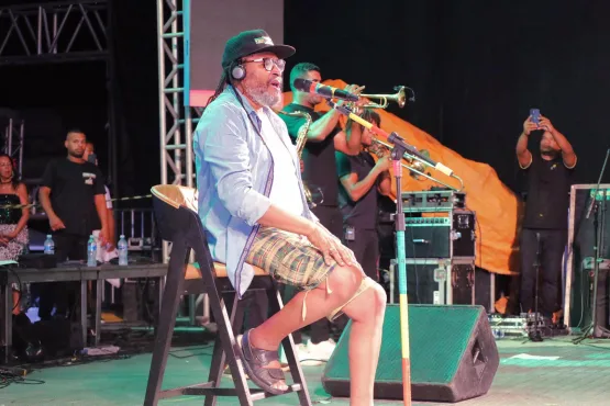 Prefeitura de Mucuri resgata tradição carnavalesca e traz show reggae de Edson Gomes no primeiro dia de festa