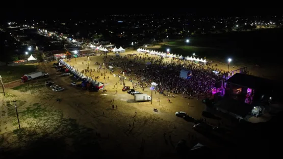 Prefeitura de Mucuri resgata tradição carnavalesca e traz show reggae de Edson Gomes no primeiro dia de festa