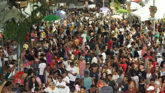 Segundo Dia de Carnaval 2024 em Caravelas: Energia Contagiante e Muita Diversão!