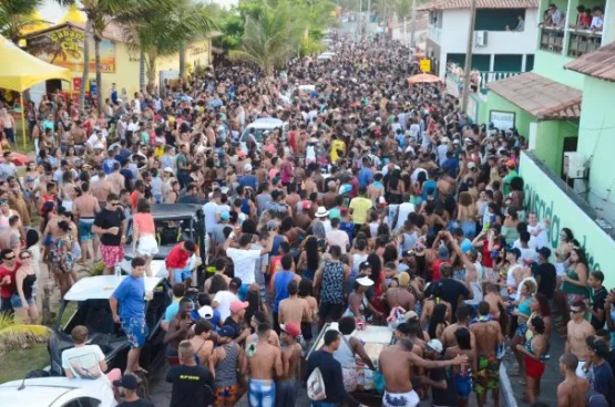 Arrastões na orla e grandes atrações no palco prometem agitar o segundo dia do carnaval 2024 de Alcobaça