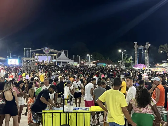 Explosão de alegria: Banda Afrodisíaco incendeia o carnaval de Prado na quarta noite