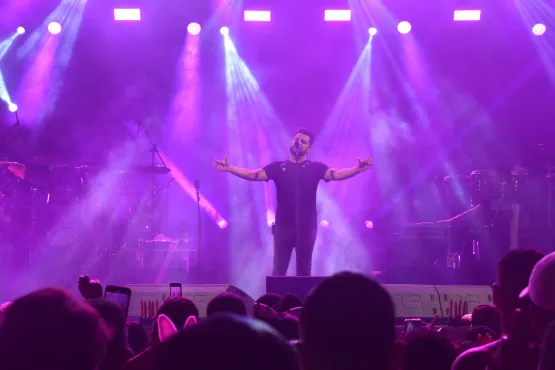 Show de Léo Magalhães atrai mais de 20 mil pessoas no sábado de carnaval em Alcobaça