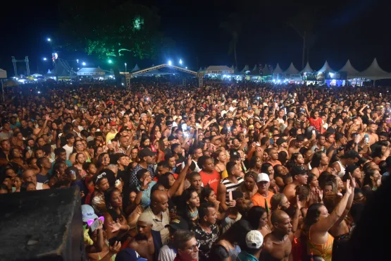 Show de Léo Magalhães atrai mais de 20 mil pessoas no sábado de carnaval em Alcobaça
