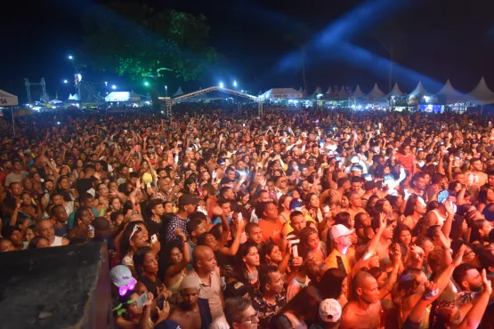 Show de Léo Magalhães atrai mais de 20 mil pessoas no sábado de carnaval em Alcobaça