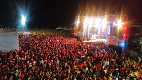 Penúltimo dia de Carnaval em Mucuri encerra com grande show de Calcinha Preta